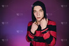 在工作室里跳现代舞的年轻人。霹雳舞一样。舞蹈学校的海报。副本的空间。战斗竞争声明。粉色和蓝色背景。