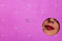 明亮的嘴唇透过小孔在闪烁的紫罗兰纸背景。化妆师，美的概念。准备参加新年晚会。化妆品销售。美容院广告横
