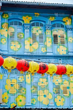中国灯笼挂在古老的建筑上