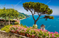 与萨莱诺海湾从别墅花园在拉韦洛，坎帕尼亚，意大利著名的阿马尔菲海岸的风景明信片视图