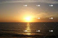晴朗的一天太阳正在从海上落下