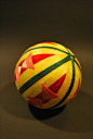 手鞠球（temari）是民间手工艺术的一种形式，起源于中国，而后成为了一种日本传统玩具。尽管曾一度被人们遗忘，但如今这种表面精致、刺绣复杂的线球又重新回归到我们的视线。这位92岁的日本老奶奶从60多岁开始做手鞠球，如今已经做了500多个！| 摄影：她的孙女NanaAku