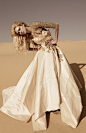 Shady zein eldine — 演绎沙漠里女人的魅力 中东鬼才设计师 Shady Zeineldine，这次全系列裸色婚纱，以沙漠做为灵感，滚滚黄沙引起裙襬的阵 阵涟漪。运用了大量的蕾丝、羽毛