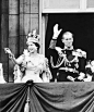 1953年6月2日，加冕典礼后，英国女王伊丽莎白二世和丈夫菲利普亲王在伦敦威斯敏斯特大教堂向民众挥手致意。