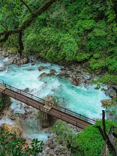 螺髻山九十九里温泉瀑布，位于凉山州普格县荞窝镇，距离西昌市区60多公里。2013年被世界纪录协会认定为“世界最大温泉瀑布”，被国家旅游协会评定为“最美温泉旅游景区”，同年被中央电视台评价为“世界第一的自然温泉瀑布”。 (7)