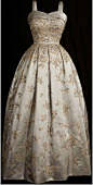 晚礼服英国女王伊丽莎白二世。1958年由定制设计