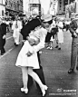【二战结束经典热吻照　水手病逝终年86岁】二战时最有名照片的主人公、美国海军水手Glenn McDuffie上周日去世，享年86岁！1945年8月14日，纽约曼哈顿时代广场，当听到日本投降——二战结束的标志性时刻来临时，他兴奋地拉起一位陌生护士亲吻，这个时刻被现场记者拍摄随后发表成为二战结束的标识！