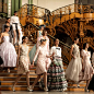 香奈儿2021春夏高级定制服系列发布会中，模特们排成队列，从巴黎大皇宫的楼梯上走下，展现高级定制服的精致魅力。