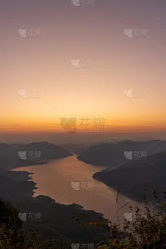 美丽的日出在大河和山景点的景观