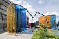 #国际美陈俱乐部##公共空间艺术设计网#设计工作室 polylester 在荷兰乌特勒支市中心做了这个名为“aura utrecht”的艺术装置，这个艺术装置由三个分离的圆柱结构组成，并通过高耸的支架连接。五颜六色的挂帘在城市的车流中形成了绿洲和能量场。街道被透明挂帘染成鲜活的色彩，而在外部，装置就像是街道 ​​​​...展开全文c