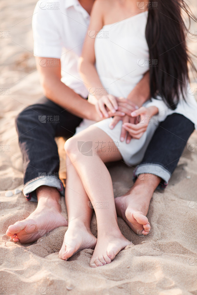 海滩上的双腿足浴年轻爱夫妇拥抱和基西