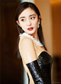 杨幂亮相MetGala 幻象剪影礼服致敬川久保玲(图) : 当红花旦杨幂获某国际品牌邀请，出席晚宴。