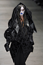 London Fall 2008 - Gareth Pugh<br/>黑色配蓝色有种 未来感~尽管是2008的~现在看依然经验<br/>#服装设计# #素材资源# #时装#