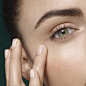 #LaMerExpert tip: Dispense a drop of #TheLiftingEyeSerum on tip of ring finger, pressing where maximum lift is desired.