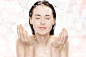 人,干净,影棚拍摄,棕色头发,白人_113812462_Young woman washing her face with cold water_创意图片_Getty Images China
