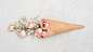 冰淇淋锥平躺的玫瑰花蕾