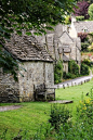 科茨沃尔德（Cotswolds）位于莎士比亚之乡的南面，绵延的乡村风情与科茨沃尔德群山融合在一起。 这里的历史十分悠久，在中古时期已经因羊毛相关的商业活动而发展，此地保有历代建筑，具有传统风格，并具有浓厚的英国小镇风味。