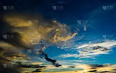 戏剧性的天空在日落与红色，黄色和橙色的颜色