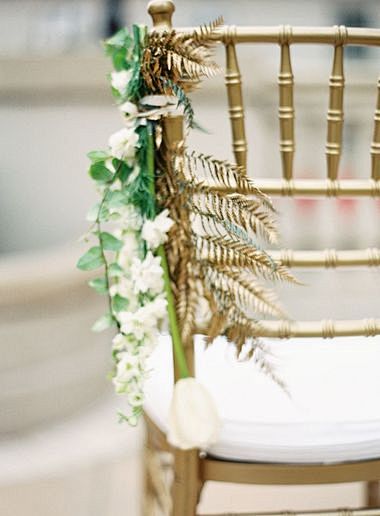 金色竹节椅在婚礼上的使用 : 采用竹节椅...