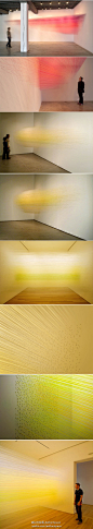 【艺术】艺术家Anne Lindberg的装置作品，用线条来重新定义了空间。她用几百根毫米级别粗细的线，编织成连接在墙体上的三维网状结构，在色彩和光线的作用下形成独特空间效果。