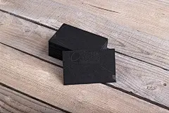 黑色名片孤立在旧木头背景上