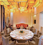 广州W酒店内部的宴遇主题餐厅是一个符台亚洲审美的空间。餐厅设计采用最具亚洲特色的花朵——兰花作为设计灵感。下面就随着BLD勃朗餐饮会所设计小编一起去欣赏美味与时尚的交响曲。