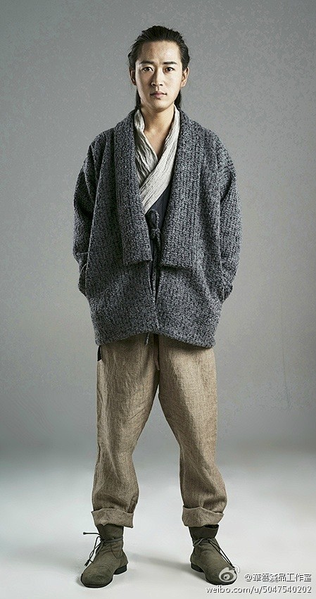 以汉服的基本特征和款式：交领右衽、对襟，袍、裾、褙子，上衣下裳以及系带为形制，以平裁为制版基础，在保持汉服最具原味的审美基础上，结合个性时尚和 ...