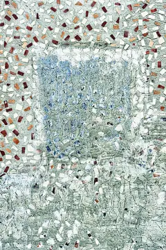 混凝土墙和破碎的瓦片