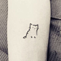 #tattoo##纹身##图案#Pero si prefieres a los gatos, este pequeño felino es una tierna alternativa: | 24 Ideas minimalistas para tu próximo tatuaje: