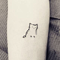 #tattoo##纹身##图案#Pero si prefieres a los gatos, este pequeño felino es una tierna alternativa: | 24 Ideas minimalistas para tu próximo tatuaje: 