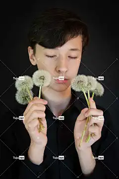 年轻男子 男孩 青少年 手 美丽的花朵 花 花壁纸 花卉背景