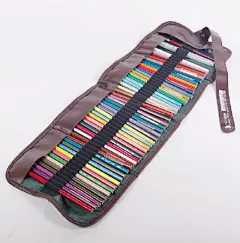 手绘铅笔的童话，方寸纸张间的小小感动。爱铅笔画画的人，多是爱着手绘流水般的线条 ，爱着铅笔绘画的静谧恬淡 。尤其是彩铅作画，这种介于素描和色彩之间的绘画形式。它以色彩丰富且细腻的独特性，以它较为轻盈、通透的质感，让很多人为之着迷。 不管你会不会画，一支铅笔递到手里，总是能描绘出几笔的。以画为字，表达自己，流淌的心事，也如画般丰富细腻。送Ta一份关于手绘铅笔的礼物，想想也是觉得很文艺和美丽呢，让Ta可以描绘出独属自己的童话世界。