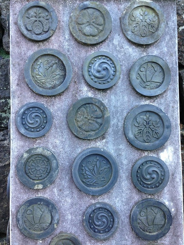 姬路城历经多家修缮和增建每家都会在瓦片上雕上自家的家纹onevcat