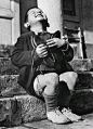 杰拉尔德·沃勒：一个6岁孤儿收到红十字会的新鞋子欣喜万分，1946年