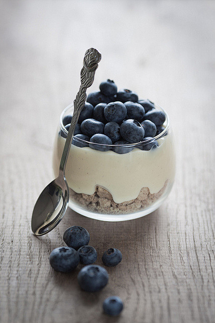 蓝莓与布丁是完美的结合。