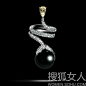 源自自然灵感的高级珠宝系列
万宝宝个人高级珠宝Bao Bao Wan Fine Jewelry系列，珠宝设计师万宝宝的设计以花朵、叶子、竹子、蝴蝶及紫禁城做主体，表达了她个人的爱情观和家乡情怀。
@北坤人素材