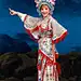 【三千巾帼摧敌胆】今晚19：30我们将为您首次播出陈飞主演的越剧《穆桂英挂帅》。该剧以豫剧的演绎最为闻名，豫剧的穆桂英唱腔高亢有力，表现了一代巾帼英雄金戈铁马的气魄。不过该剧也同样是绍兴小百花越剧团的经典剧目，吴侬软语的越剧又是怎么表现这一形象的呢？今晚来看越剧名家陈飞的精彩演出吧！