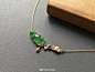 翡翠超话 这是一条锁骨链，这是一条18k金钻石和沙弗莱石镶嵌的超特别的锁骨链，绿莹莹的金鱼在荷塘中嬉戏，金鱼代表富贵，金玉满堂 ​​​​