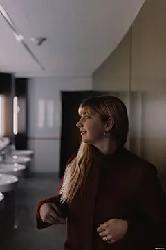 坐 人类 人 青少年 女孩 女子 美食摄影图片图片壁纸