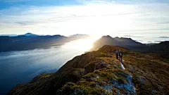 天空 云朵 行走在山路上的人桌面壁纸