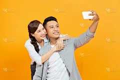 照片欢快的时尚迷人的可爱的nice夫妇两人自拍微笑牙齿拥抱孤立的黄色背景