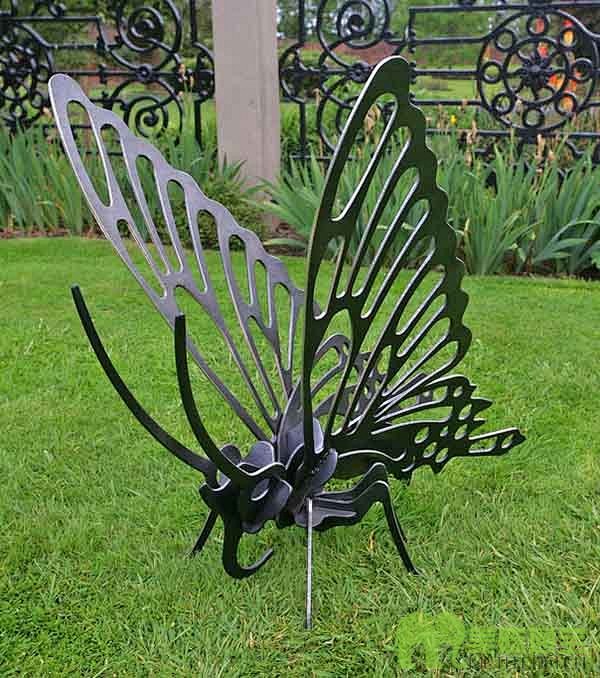 “飞翔”在春天的彩绘蝴蝶雕塑