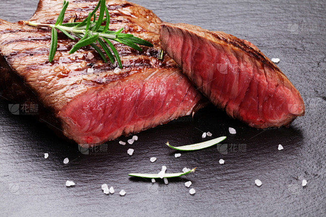 牛排,格子烤肉,迷迭香,调味器皿,半熟品...