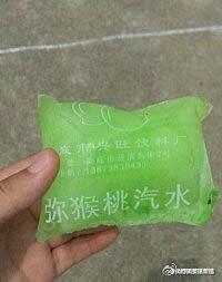 小时候，花一毛钱买包冰袋，在角咬一个小口...