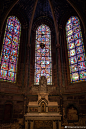 好像世界上所有的绚烂都能在图尔主教教堂Cathédrale Saint-Gatien de Tours内的彩色玻璃花窗上找到。每当阳光打在花窗之上，教堂内的气氛便会变的神秘悠远起来。 ​​​​