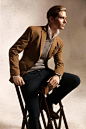 [摄影师 Gemma Edo 执镜Massimo Dutti] Zara高端姐妹品牌Massimo Dutti 2012年9月男装Lookbook，男模Travis Davenport 出镜演绎，摄影师 Gemma Edo 执镜。型录风格为时尚、简约、大方，不落俗套，是成功男士的不二选择。品牌：Massimo Dutti模特：Travis Davenport摄影： Gemma Edo