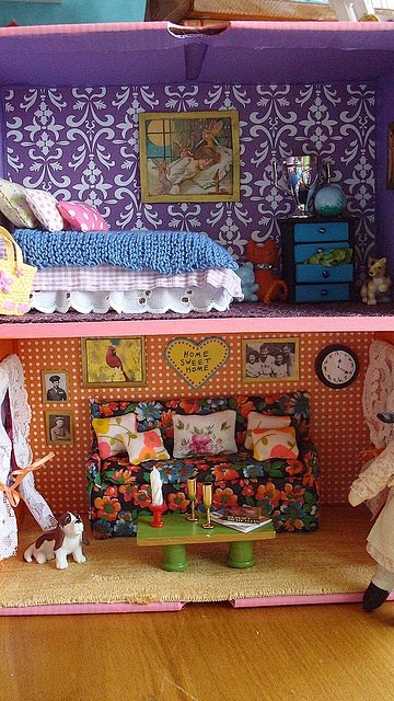 简单的鞋盒娃娃屋的教程强调简单的技术和找到的对象