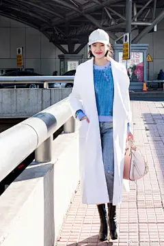 #星尚人# @唐艺昕 现身机场，她身穿蓝色打底衫配清爽牛仔裤，外搭白色呢大衣，手拎@LOEWE罗意威 情人节特别款Hammock手袋，尽显甜美清纯！ ​​​​