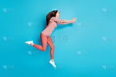 我好久没见到你了。全身的身材侧面照片开朗疯狂的女孩跳跑copyspace牵手想拥抱欢迎欢迎朋友穿白色