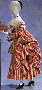 翻了一下相册，这种在波兰式外面罩一件法兰西式吊起裙摆的混搭穿法还挺多的………18世纪后期其实洛可可风格面料配色印花都挺素雅，蕾丝使用很少，其实也挺日常的（才怪）
p1这个红白条纹面料我挺喜欢的……就怕做了吓到客人…… ​​​​